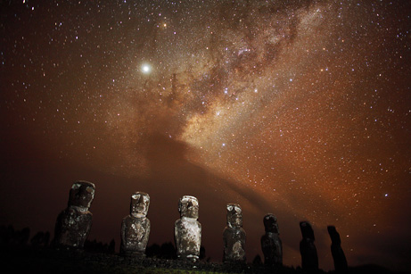 La Via Lattea fotografata dall'Isola di Pasqua (Stephen Alvarez, National Geographic Stock)