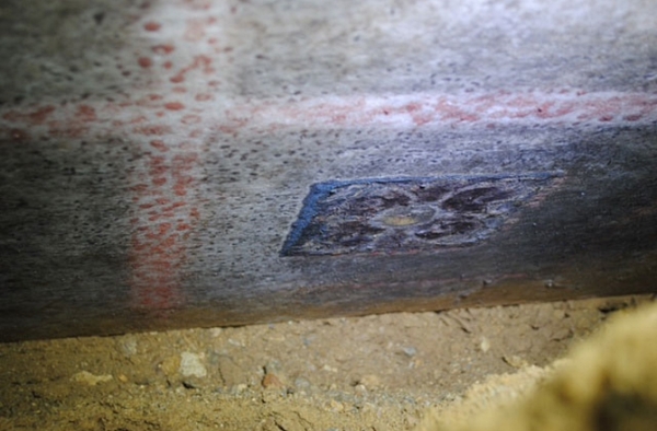 Sul lato inferiore del blocco di marmo ci sono tracce di blu, rosso e giallo. Raffigurano rosette (Greek Ministry of Culture)