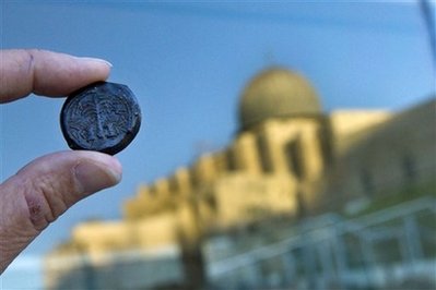 Una delle monete datata al 69 d.C. (AP photo/Bernat Armangue)