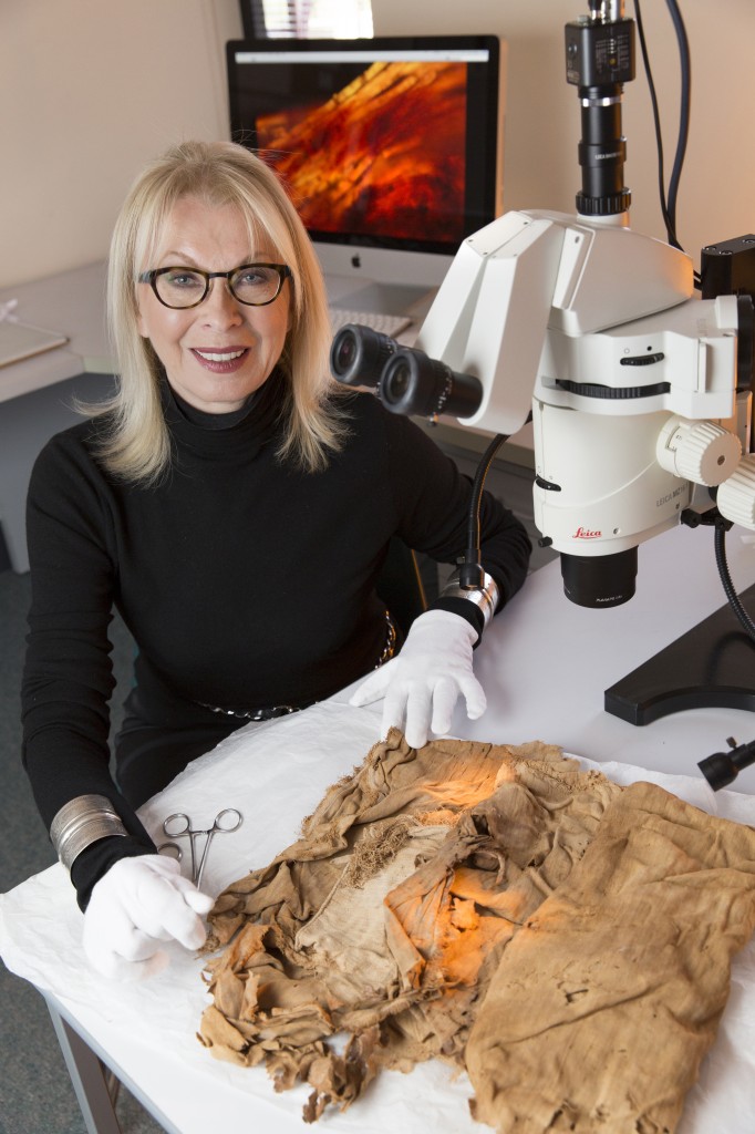 La professoressa Jana Jones, tra gli autori dello studio, mentre analizza il tessuto funerario (Chris Stacey)