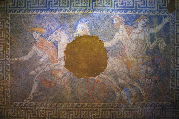 Il ritrovamento del mosaico con Persefone rapita da Ade, è rivelatore dell'appartenenza della tomba alla famiglia reale macedone (Ministero della Cultura della Grecia)