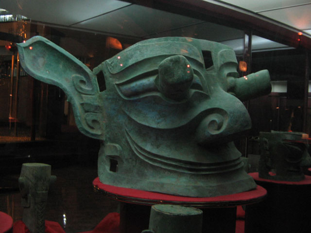 Testa in bronzo di Sanxingdui (wikimedia)
