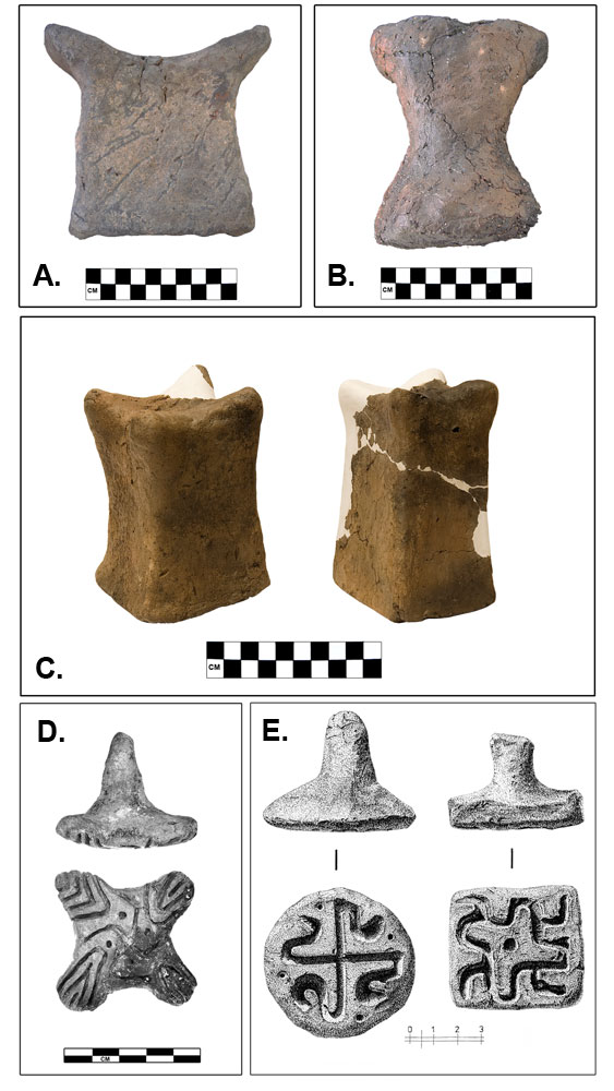 Le foto A, B e C mostrano idoli di argilla. Le figure D e E contengono i sigilli (Professor Adam Smith)